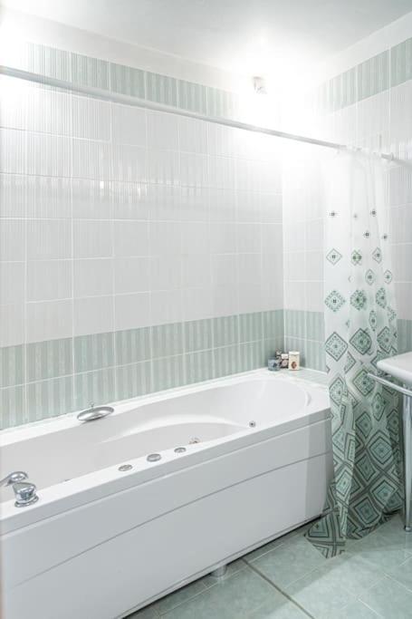 סופיה Very Spacious & Modern 3Bed Near Airport & Centre מראה חיצוני תמונה